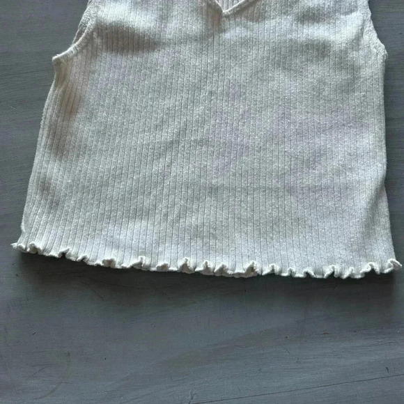 Brandy Melville Ribbed V-Neck Sleeveless Top Ruffle Bottom Size Small Cropped  i - Picture 4 of 6
